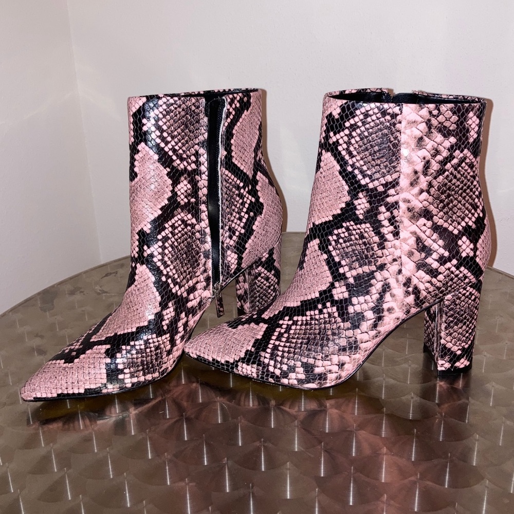 Snakeskin boots pink